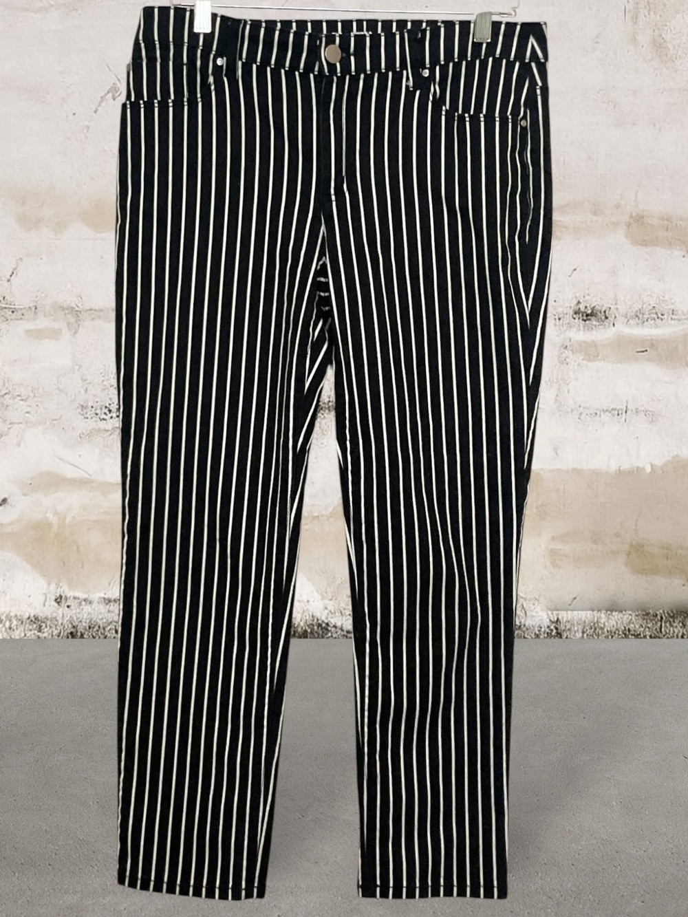 Chico’s Platinum Black and White Striped Denim Ankle Jeans Size .5 Reg 6 - Picture 2 of 12